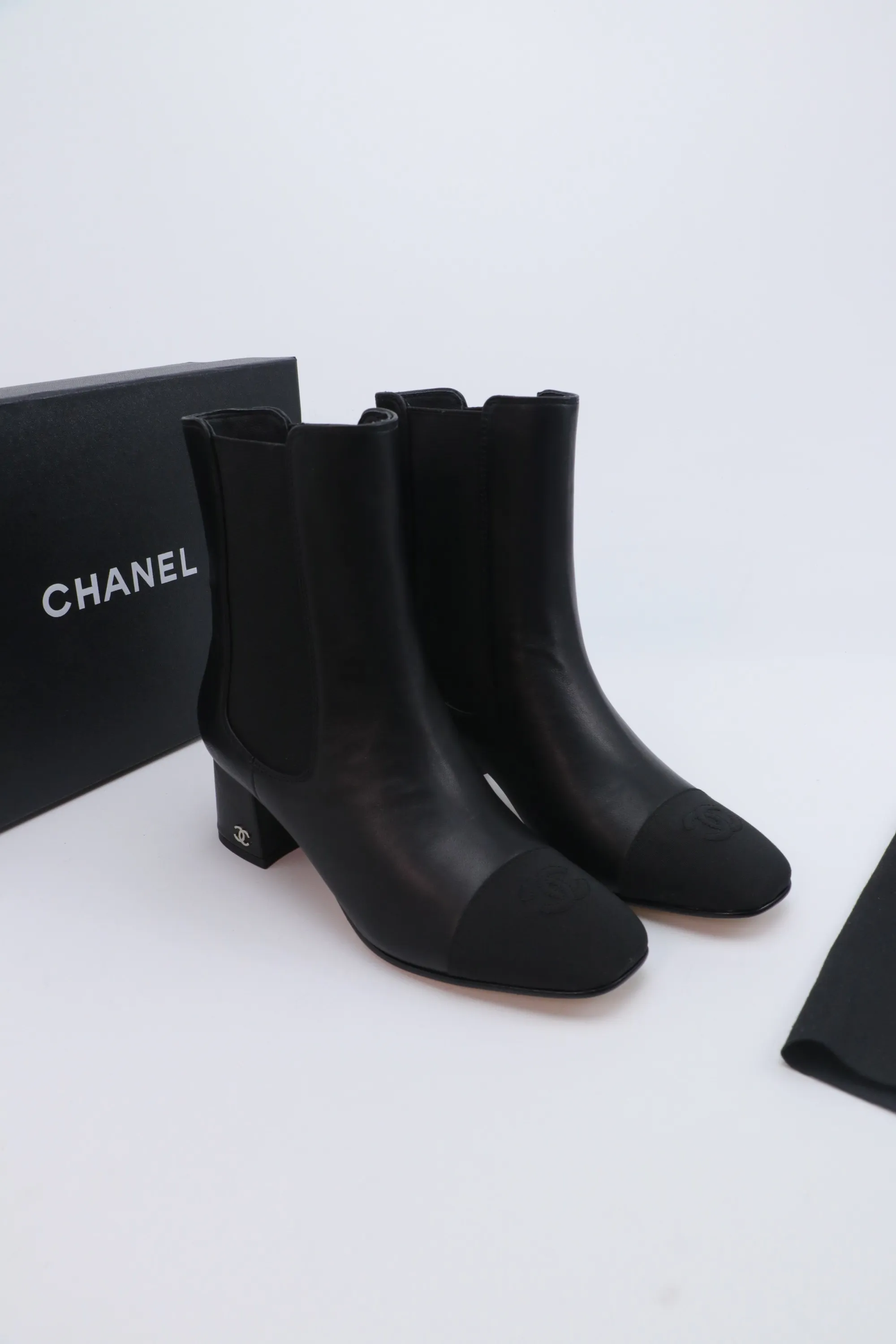 P720 Chanel 25A Advanced Handicraft Workshop Series Boots New model is on sale first 🆕 This autumn and winter must-have item Original development Private model hardware Genuine leather outsole Cowhide upper Sheepskin lining Size: 35-39 Other sizes are determined